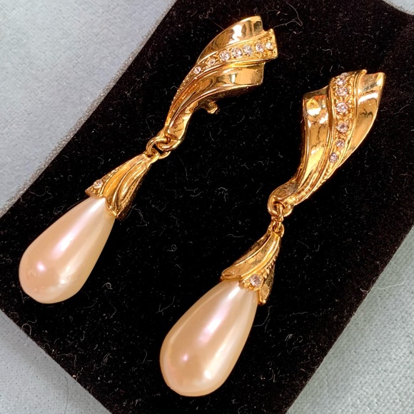 Avon Jewelry - ⭐️2 for $10 Avon Vintage Gold Faux Pearl Earrings